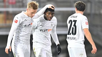 Breel Embolo (m.) erzielte den Siegtreffer in Bielefeld.