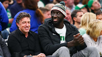 Tacko Fall acompaña a Boston Celtics mientras se recupera de lesión