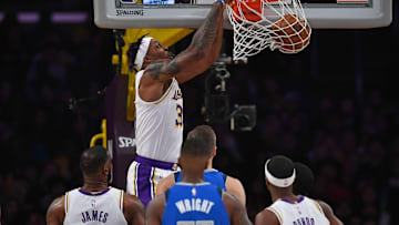 Lakers superan a Mavericks sin problemas