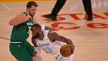 Doncic y LeBron chocaron en el duelo de Navidad entre Mavericks y Lakers