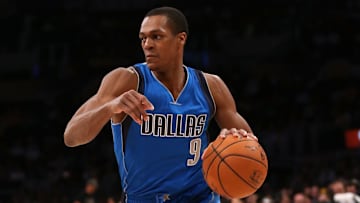 En 2015 Rondo hizo parte de la plantilla de los Mavericks, luego de salir de los Celtics en un cambio
