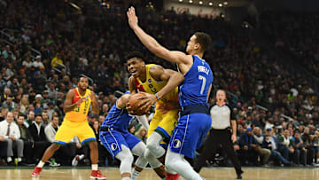 Una acción de juego en partido de NBA entre los Dallas Mavericks y Milwaukee Bucks