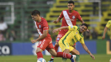 Defensa y Justicia v Argentinos - Superliga 2019/20 - Mateo Miljeic se escapa de la marca de Neri Cardozo.