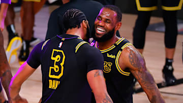 Davis y James celebrando tras la segunda victoria ante los Nuggets