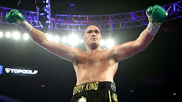 Tyson Fury que ostenta el cinturón del CMB