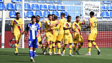 Los jugadores del Barcelona se abrazan tras anotar el 0-3