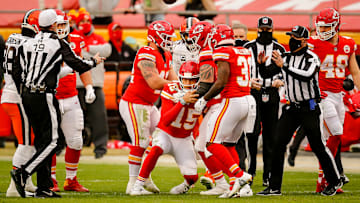 Mahomes debió ser ayudado por sus compañeros a pararse luego de recibir el golpe del jugador de los Browns