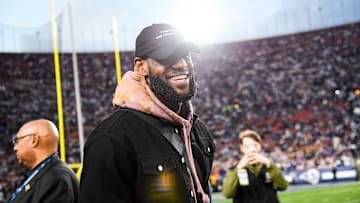 LeBron James en un juego de playoffs entre Dallas Cowboys y Los Angeles Rams
