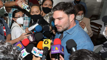 Julián Gil dio una conferencia de prensa y enojó a muchas personas