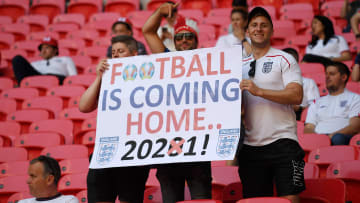 Les supporters anglais brandissant le signe "Football is coming home".