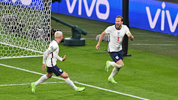 Kane e Foden festeggiano il gol del 2-1