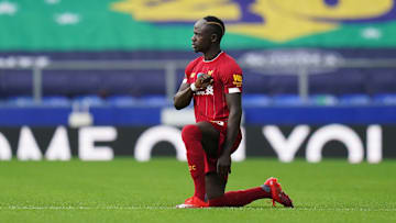 Alle knien, einer rennt: Nach seinem Solo-Sprint ging Sadio Mané dann doch zu Boden