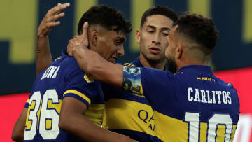 Carlos Tévez con el futuro de Boca Juniors