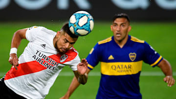 FBL-ARGENTINA-BOCA-RIVER - Paulo Díaz rechaza mientras Ábila espera expectante un rebote.