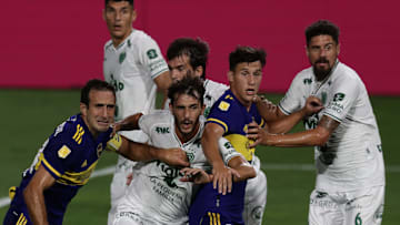 FBL-ARGENTINA-BOCA-SARMIENTO - Izquierdoz y Capaldo luchan.