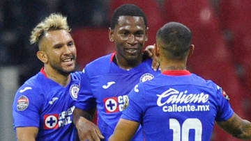 Walter Montoya, Brayan Angulo y Yoshimar Yotún celebrando uno de los goles de Cruz Azul en la Concachampions.