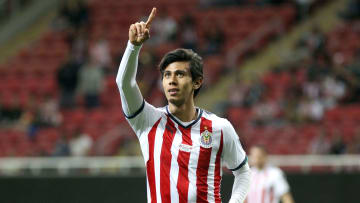José Juan Macías festeja un gol en el Estadio Akron frente al Ciabo.