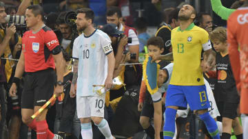 FBL-COPA AMERICA-2019-BRA-ARG - Messi y Dani Alves podrán reencontrarse solo en la final.
