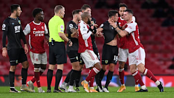 Der Moment, in dem Xhaka (rechts) seinen Gegenspieler an der Gurgel packt