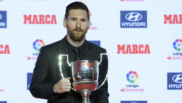 Messi recibiendo trofeo