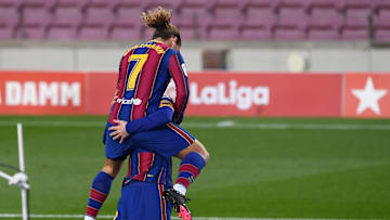 Griezmann und Messi bejubeln ihr gemeinschaftlich erarbeitetes Tor gegen Betis zur 2:1-Führung. 
