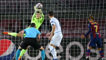 Ruslan Neshcheret atajando un balón en el Camp Nou