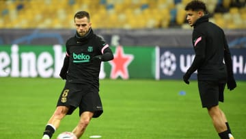 Coutinho y Pjanic calentando en un partido de Champions con el Barça