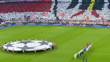 Momento del himno de la Champions League en el estadio