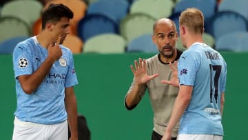 Guardiola habla con De Bruyne y Rodri, dos de sus fichajes más valiosos