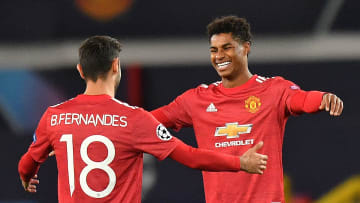 Bruno Fernandes saluant l'homme de la rencontre, Marcus Rashford, auteur d'un hat-trick. 