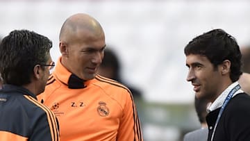 Zidane en discussions avec Raul. 