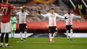 I giocatori del Milan protestano per il gol annullato