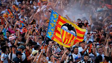 Aficionados del Valencia en la previa de un partido