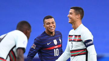 Mbappé sonríe a Cristiano Ronaldo
