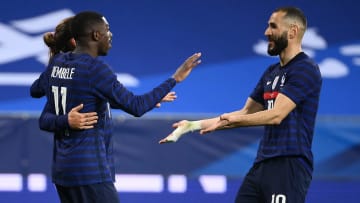 Ousmane Dembélé et Antoine Griezmann avec Karim Benzema. 