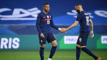 Kylian Mbappé et Karim Benzema, ensemble, avec le maillot tricolore