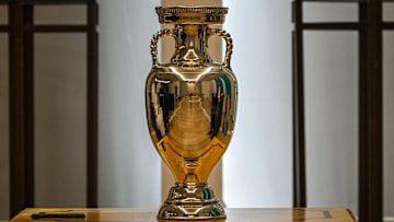 Um ihn kämpfen jetzt noch acht Länder: der EM-Pokal