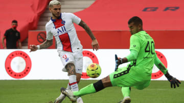 Mauro Icardi qui butte sur Walter Benitez 