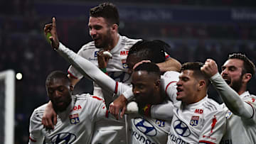 Los jugadores del Olympique de Lyon celebran un gol de Dembélé