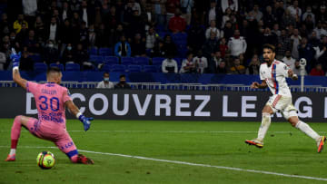 Paqueta trompe Gauthier Gallon et inscrit le troisième but lyonnais.
