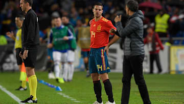 Luis Enrique le da instrucciones a Azpilicueta