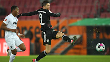 Robert Lewandowski (r.) gegen Augsburgs Carlos Gruezo.