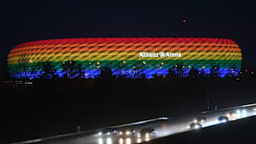 L'Allianz Arena illuminata con i colori arcobaleno