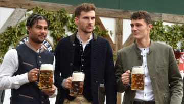 Ähnlich wie die Bayern könnt ihr euch mit Trachtenkleidung eindecken