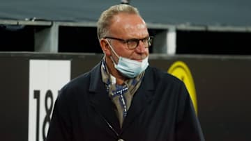 Bayerns Vorstandschef Karl-Heinz Rummenigge (65) zeigte sich gegen Schalke mit einer kuriosen Spezialmaske