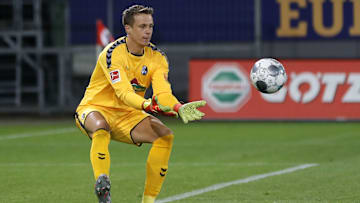 Soll bald auf Schalke die Bälle festhalten: SC-Keeper Alexander Schwolow