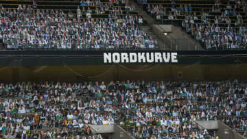 Gladbachs Nordkurve gefüllt mit Pappzuschauern.