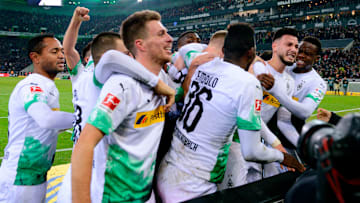 Gladbach jubelt nach einem späten 2:1 gegen Bayern.