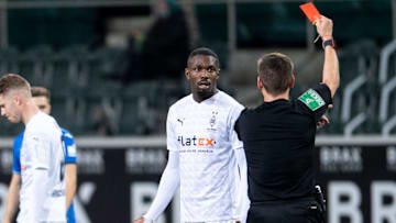 Marcus Thuram sieht zurecht die rote Karte.