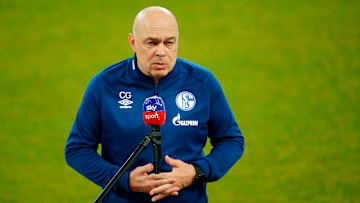 Vor den Mikros wird auf Schalke immer wieder das Durchhalten betont